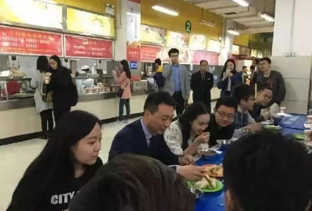 企業(yè)怎樣選擇标準食堂承包優點