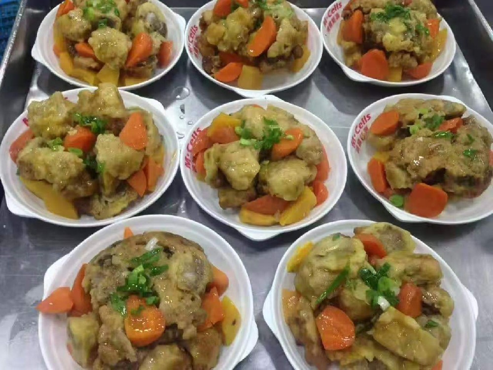 企業(yè)食堂承包的(de)工(gōng)作(zuò)人(rén)員(yuán)必須加強健康和(hé)安全的(de)食品